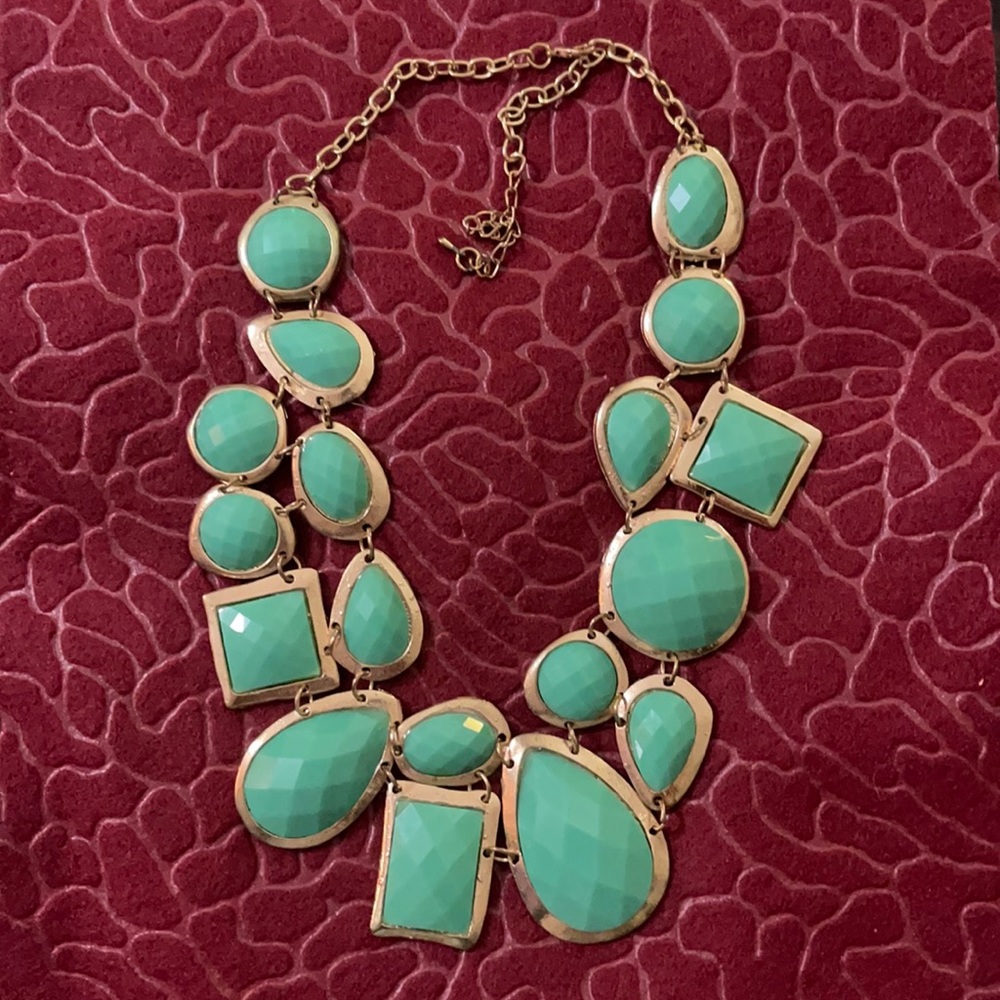 🥰 2/$20 New Gold and Green Necklace - Picture 1 of 1